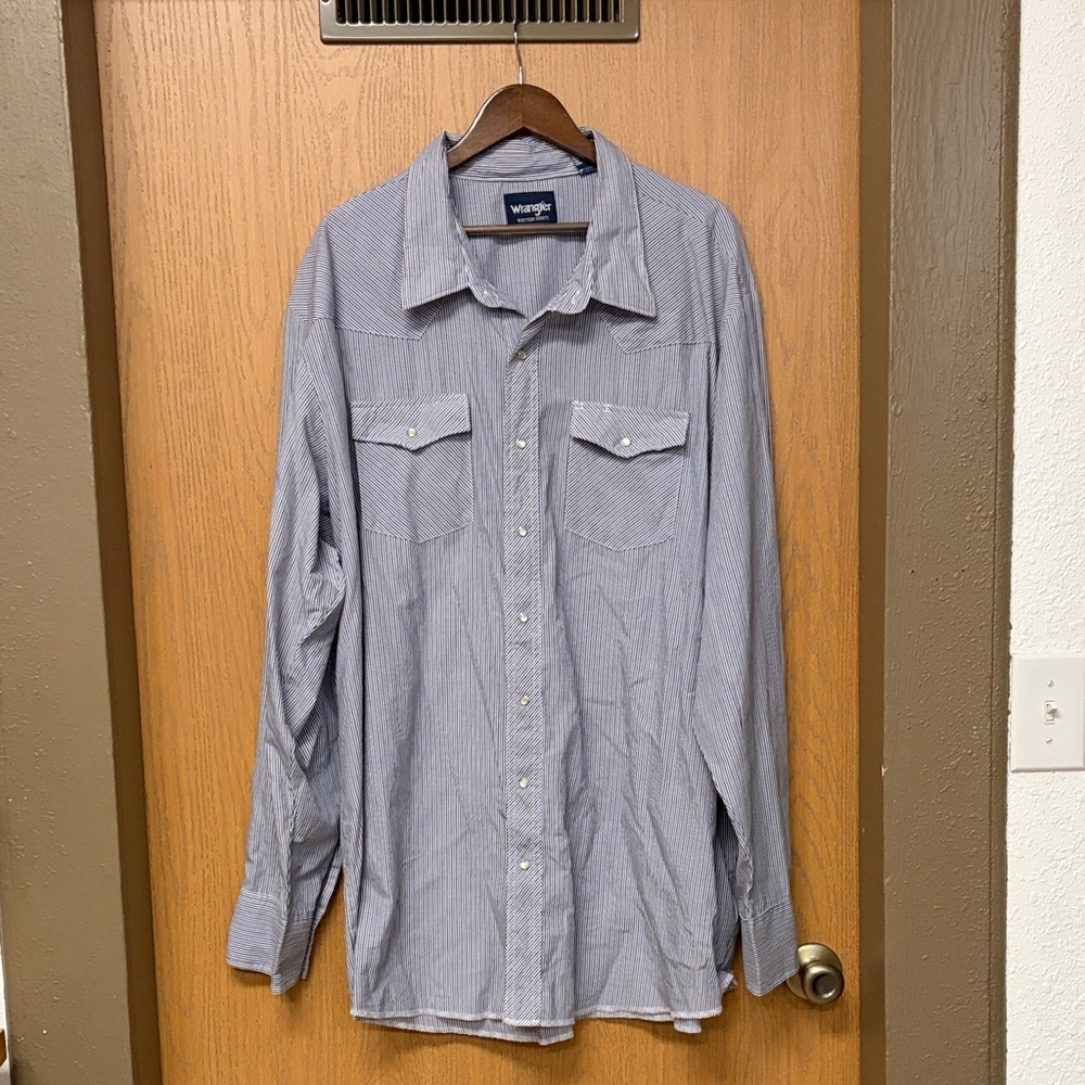 Wrangler Men's Gray Pinstripe Button Down Shirt